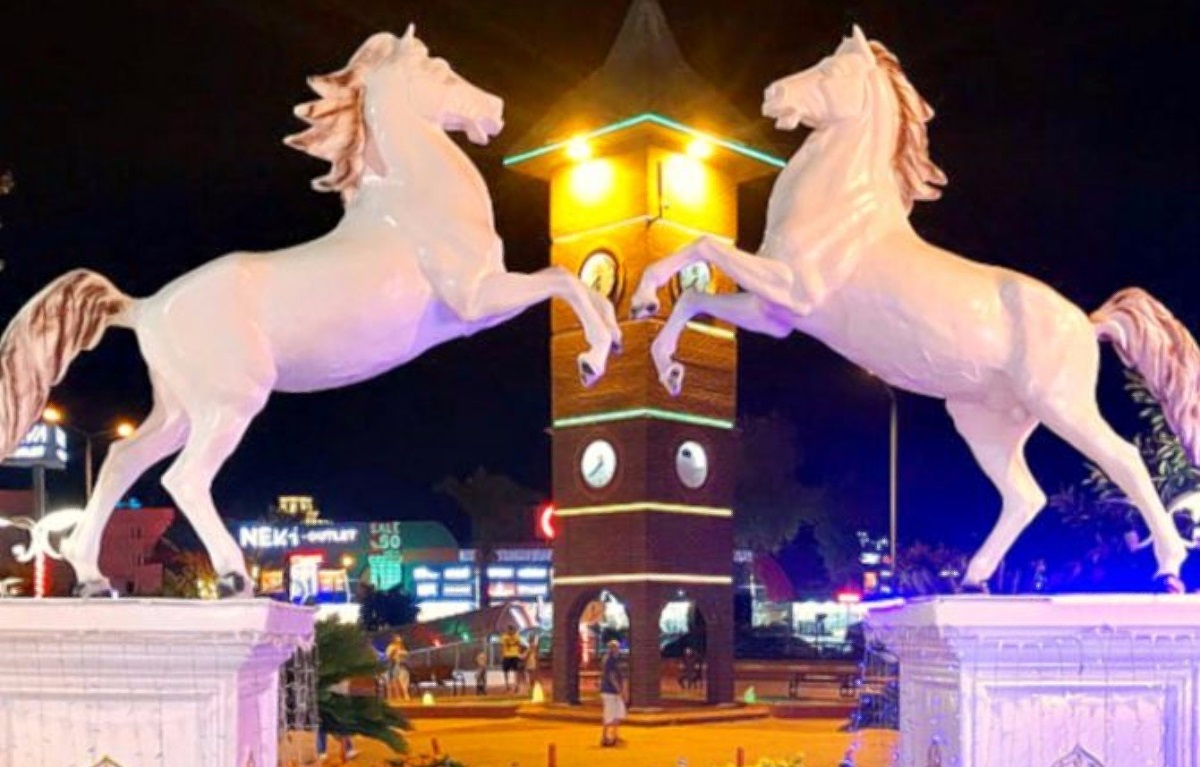 Часовая башня и статуи коней в Конаклы