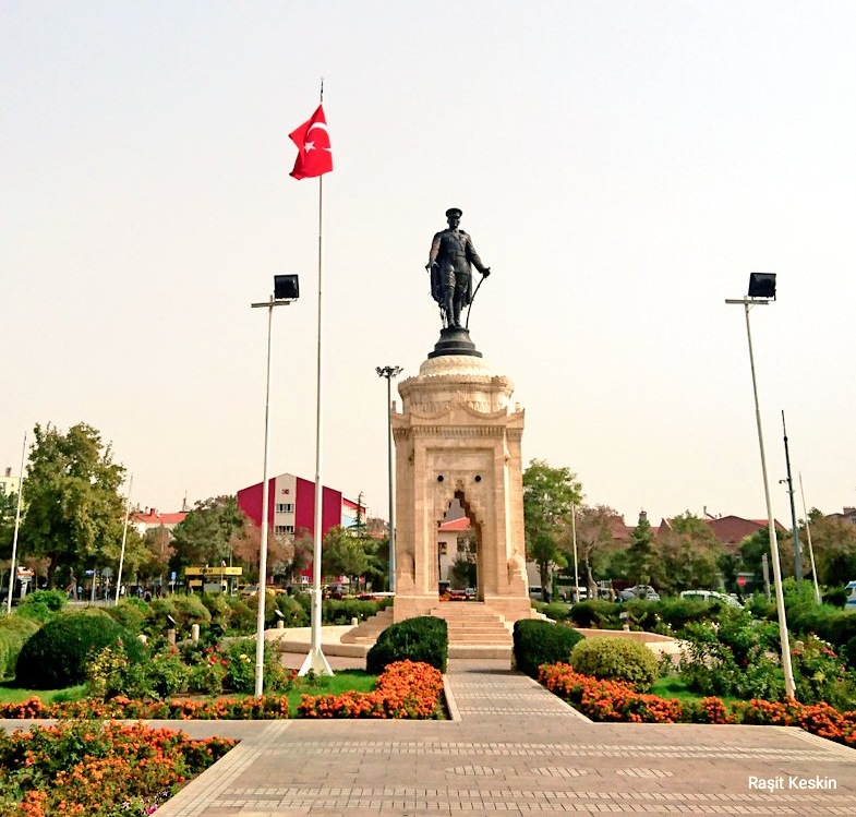 Постамент Ататюрка в Конье