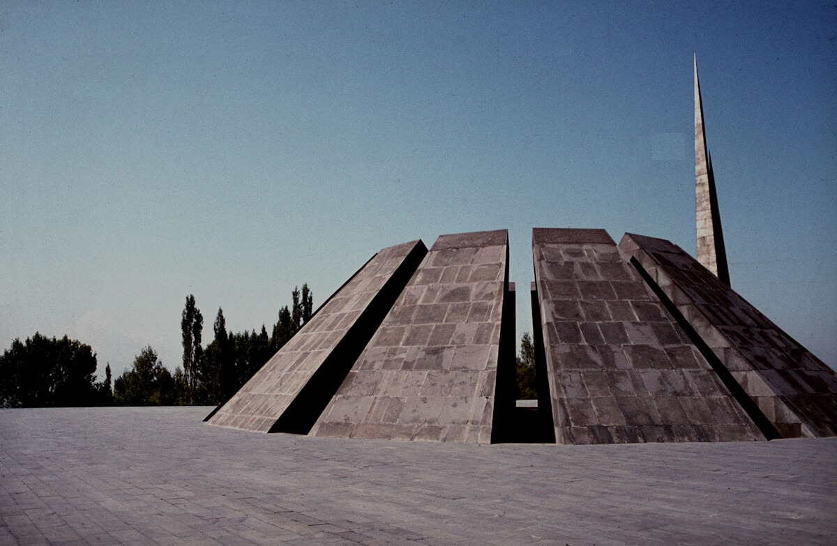 Памятник жертвам геноцида Цицернакаберд в армении