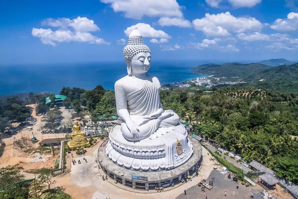 Большая статуя Будды на острове Пхукет